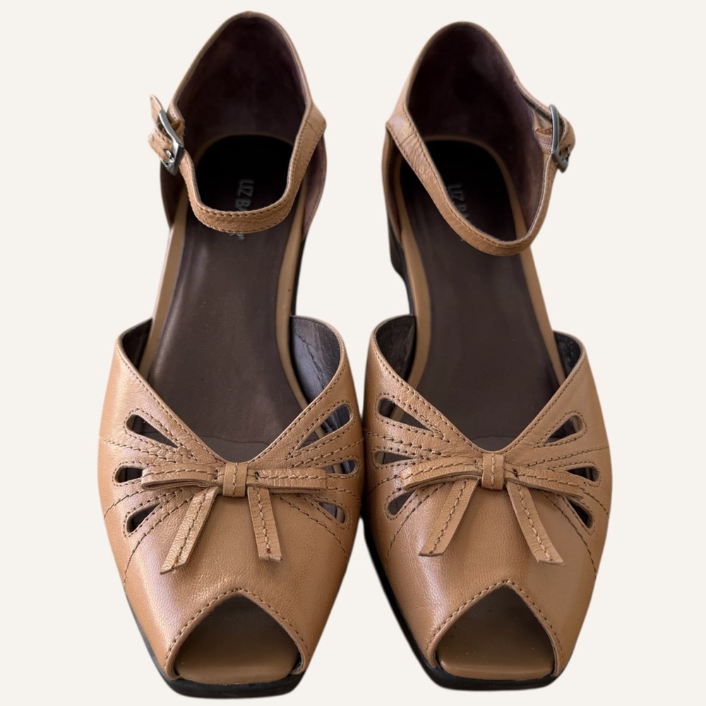 Liz Baker Tan Leather Mary Jane Shoes Decorative Stitching‎ & Bow Details 8.5 M